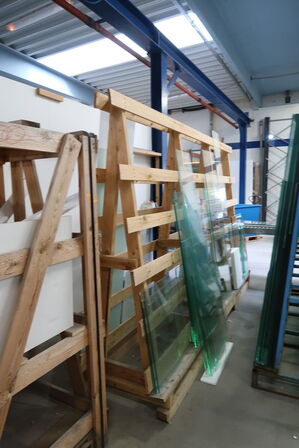 2 stk. opbevaringsstativer med div. Glas m.m.