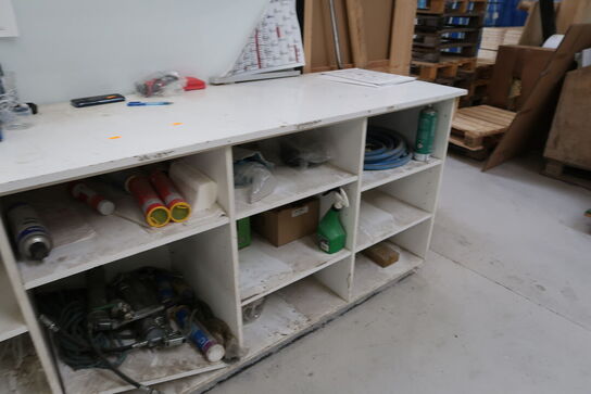 Opbevaringsbord med indhold m.m.