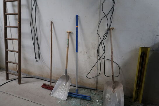 Skovle, stige, kost m.m.