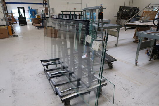 2 stk. opbevaringsvogne med div. Glas