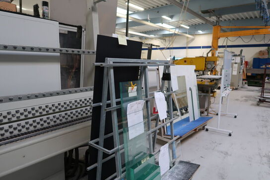 2 stk. opbevaringsvogne med div. glas