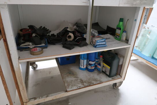 2 stk. opbevaringsvogne med div. Varelager m.m.