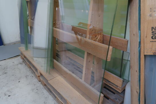 2 stk. opbevaringsstativer med div. Glas