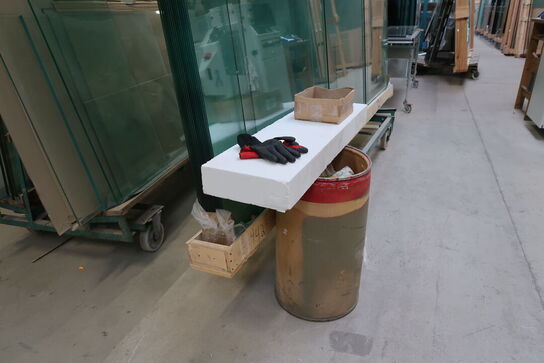 Opbevaringsvogn samt stativ med div. Glas