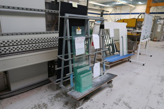 2 stk. opbevaringsvogne med div. glas