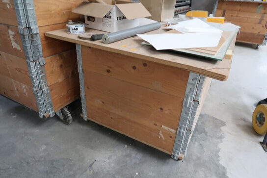 2 stk. paller med palleramer samt div. Værktøj og varelager