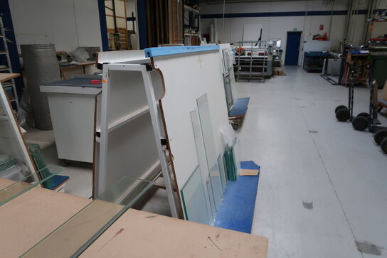 4 stk. opbevaringsvogne med div. glas