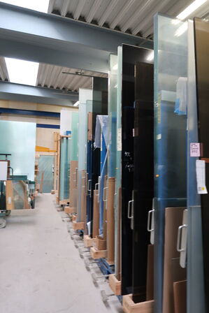 Div. Glas i reolssytem (reolsystem medfølger ikke)