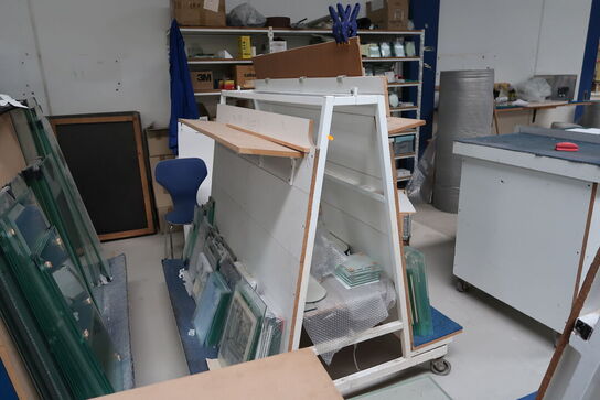 4 stk. opbevaringsvogne med div. glas