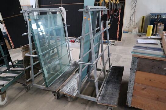 2 stk. opbevaringsvogne med div. Glas