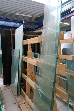 Div. Opbevaringsstativer i træ med div. Glas