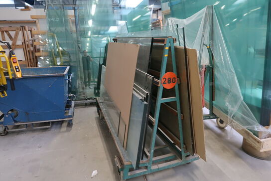 Opbevaringsvogn samt stativ med div. Glas