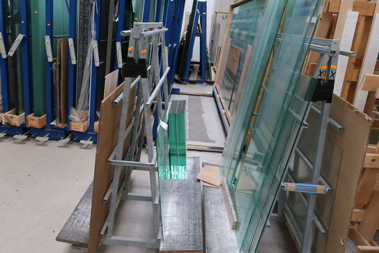 2 stk. opbevaringsvogne med div. Glas