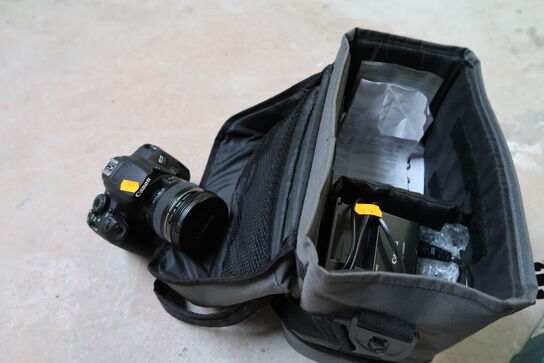 Spejlreflekskamera CANON EOS 700D med batteri og lader samt objektiver