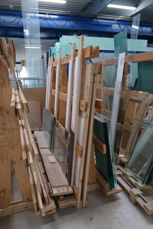 Div. Opbevaringsstativer i træ med div. Glas