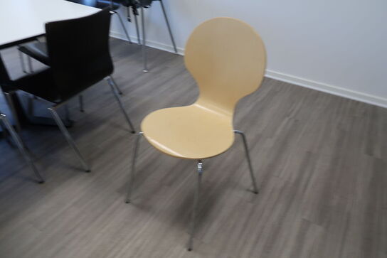 2 stk. Kantineborde med 14 stole + Højstol 