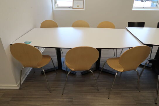 2 stk. Kantineborde med 14 stole + Højstol 