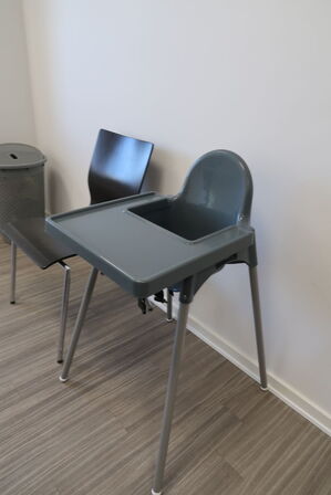 2 stk. Kantineborde med 14 stole + Højstol 