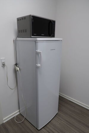 Scandomestic køleskab & Samsung mikroovn 