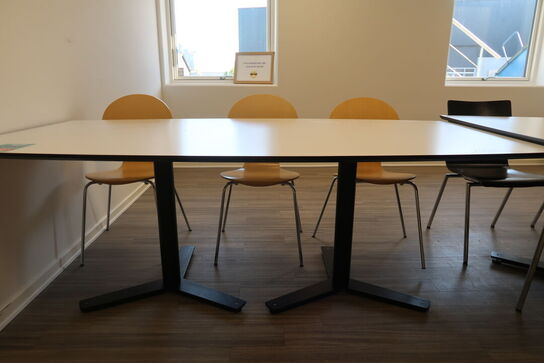 2 stk. Kantineborde med 14 stole + Højstol 