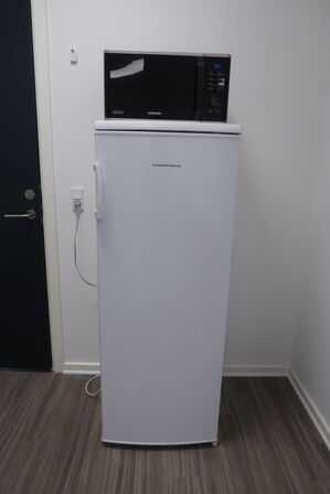 Scandomestic køleskab & Samsung mikroovn 