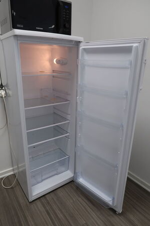 Scandomestic køleskab & Samsung mikroovn 