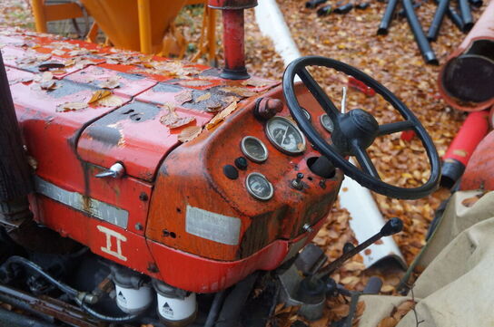 Traktor MASSEY FERGUSON 4m-1500 kg