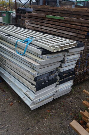 Stort parti HAKI stillads