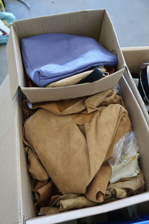 3 pl. med diverse stof- og læderrester, sytråd, velcro m.m.