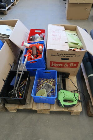 3 pl. med diverse stof- og læderrester, sytråd, velcro m.m.