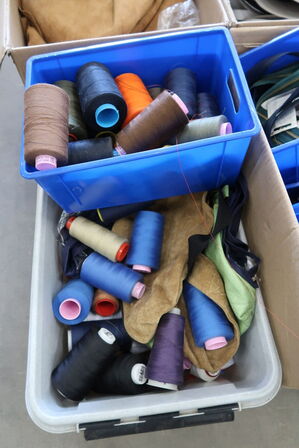 3 pl. med diverse stof- og læderrester, sytråd, velcro m.m.