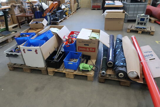 3 pl. med diverse stof- og læderrester, sytråd, velcro m.m.