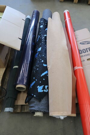 3 pl. med diverse stof- og læderrester, sytråd, velcro m.m.