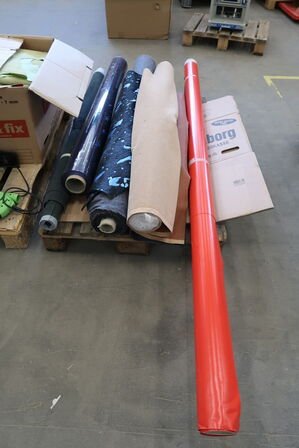 3 pl. med diverse stof- og læderrester, sytråd, velcro m.m.