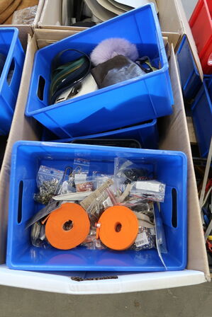 3 pl. med diverse stof- og læderrester, sytråd, velcro m.m.