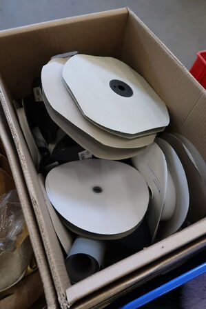 3 pl. med diverse stof- og læderrester, sytråd, velcro m.m.