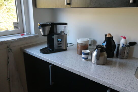 Borde, stole, støvsuger samt kaffemaskine