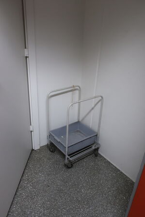 Omklædningsskabe, printere m.v. 
