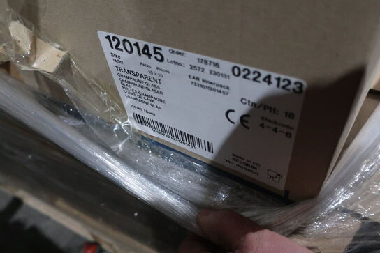 1 palle med emballage, kopper m.m.