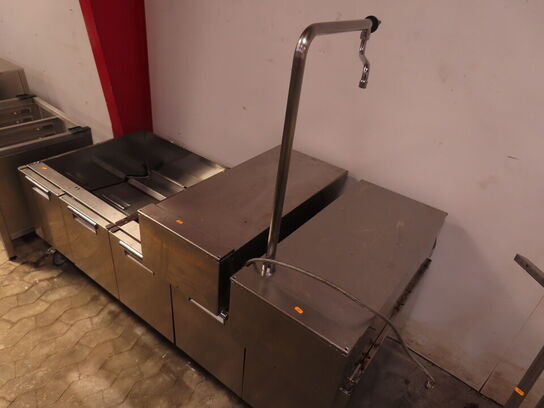 Base med låger og 2 stk. afsatser