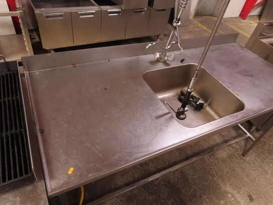 Industri køkkenbord med vask og armatur