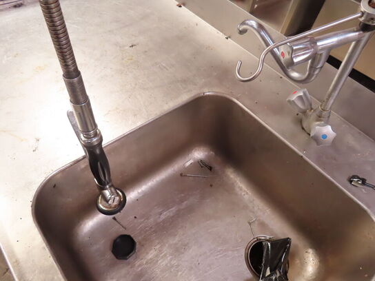 Industri køkkenbord med vask og armatur