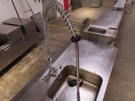 Industri køkkenbord med vask og armatur