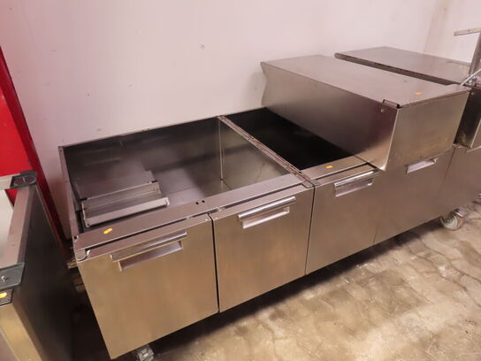 Base med låger og 2 stk. afsatser