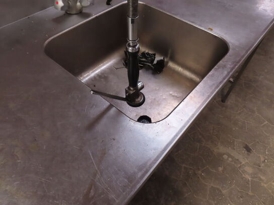 Industri køkkenbord med vask og armatur