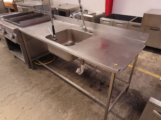 Industri køkkenbord med vask og armatur