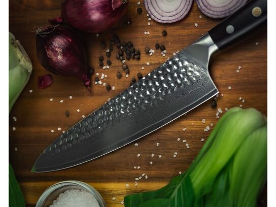 Kokkekniv, 21 cm knivblad, udført i 67 lags Damaskus stål. 