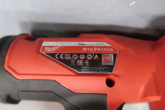 Akku håndværktøj MILWAUKEE M18 FN16GA med batteri og lader 