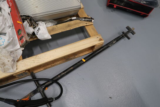 Palle med trappetrin, vaterpas, høreværn HUSQVARNA m.m.