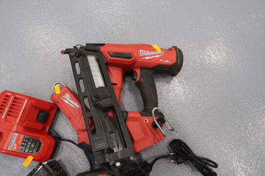 2 stk. akku håndværktøj MILWAUKEE M18 FN16GA, M18 IL med 2 stk. batterier og lader